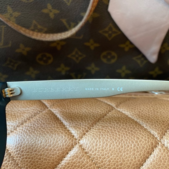 Burberry sunnies - Picture 6 of 6